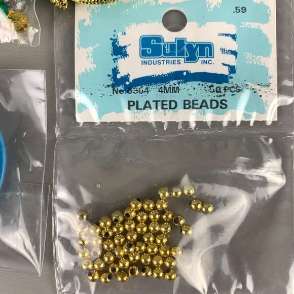 Herrschners Plastic Beaded Gift Box Christmas Ornaments Kit 517285 Makes 4 - Picture 6 of 8